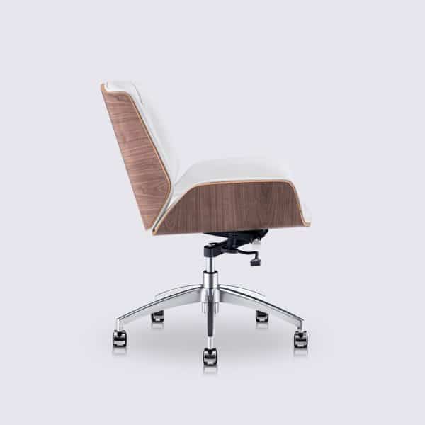 chaise de bureau charles eames en cuir blanc et bois de noyer roulettes sans accoudoirs