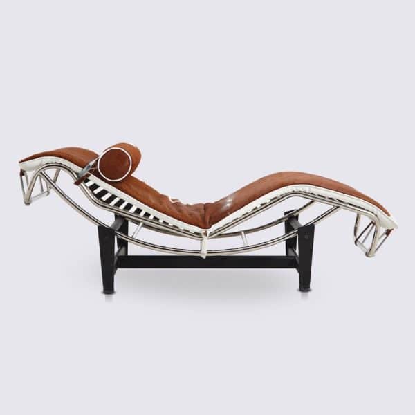 chaise longue lc4 style le corbusier charlotte perriand pony marron et blanc cuir vachette peau tachetée réglable