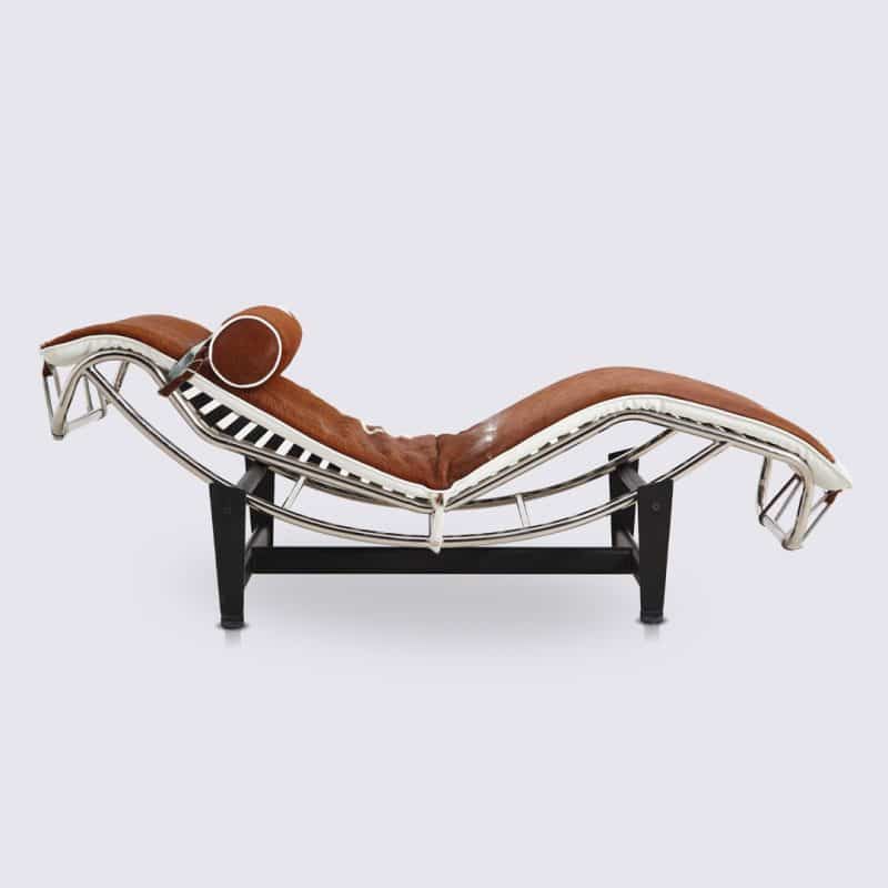 chaise longue lc4 style le corbusier charlotte perriand pony marron et blanc cuir vachette peau tachetée réglable