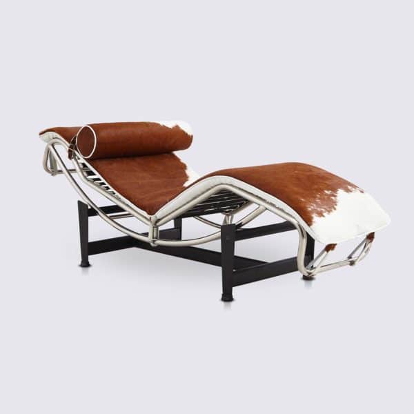 chaise longue Lc4 le corbusier charlotte perriand pony marron et blanc cuir vache peau tachetée réglable