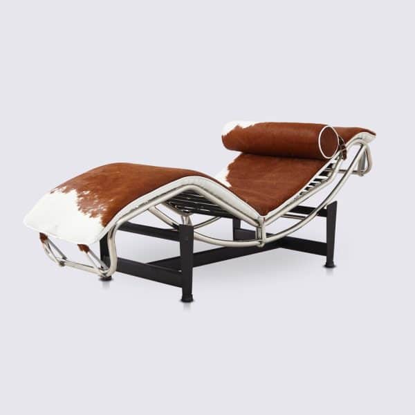 chaise longue Lc4 le corbusier charlotte perriand pony marron et blanc vrai cuir vachette peau tachetée réglable