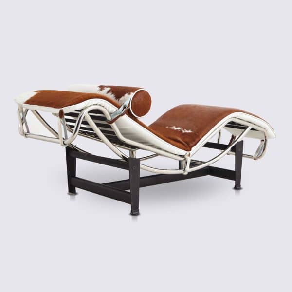 chaise longue Lc4 le corbusier charlotte perriand pony marron et blanc cuir vachette peau taches réglable