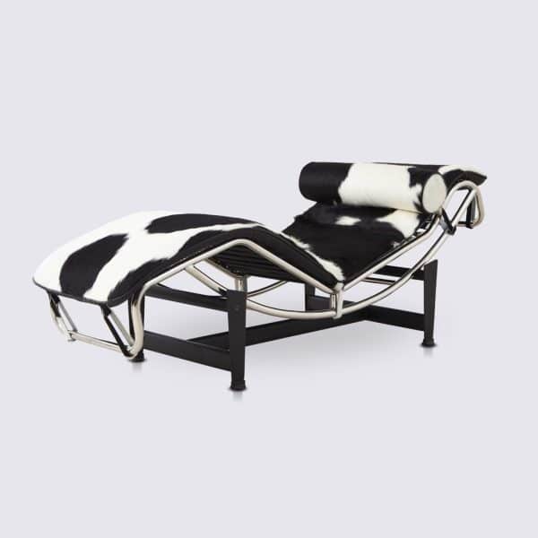 chaise longue Lc4 le corbusier charlotte perriand pony noir et blanc vrai cuir vache peau tachetée réglable