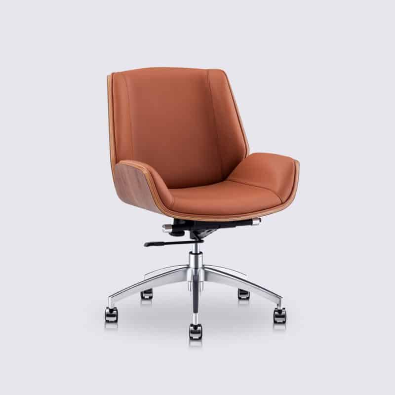 chaise de bureau eames en cuir cognac et bois de noyer roulette sans accoudoirs