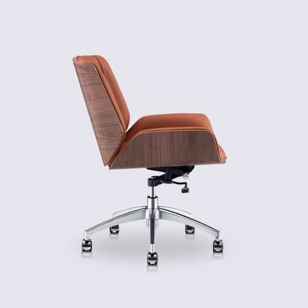 fauteuil de bureau eames en cuir cognac et bois de noyer roulette sans accoudoirs