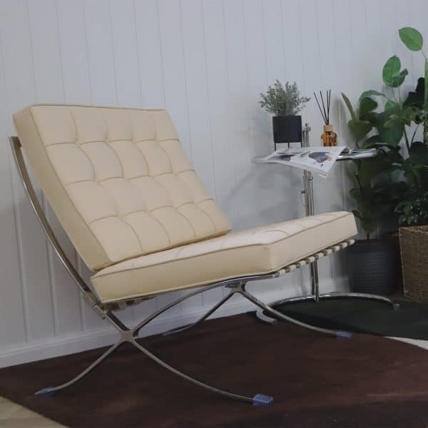 fauteuil barcelona copie couleur crème clair en cuir et acier inoxydable mie van der roes