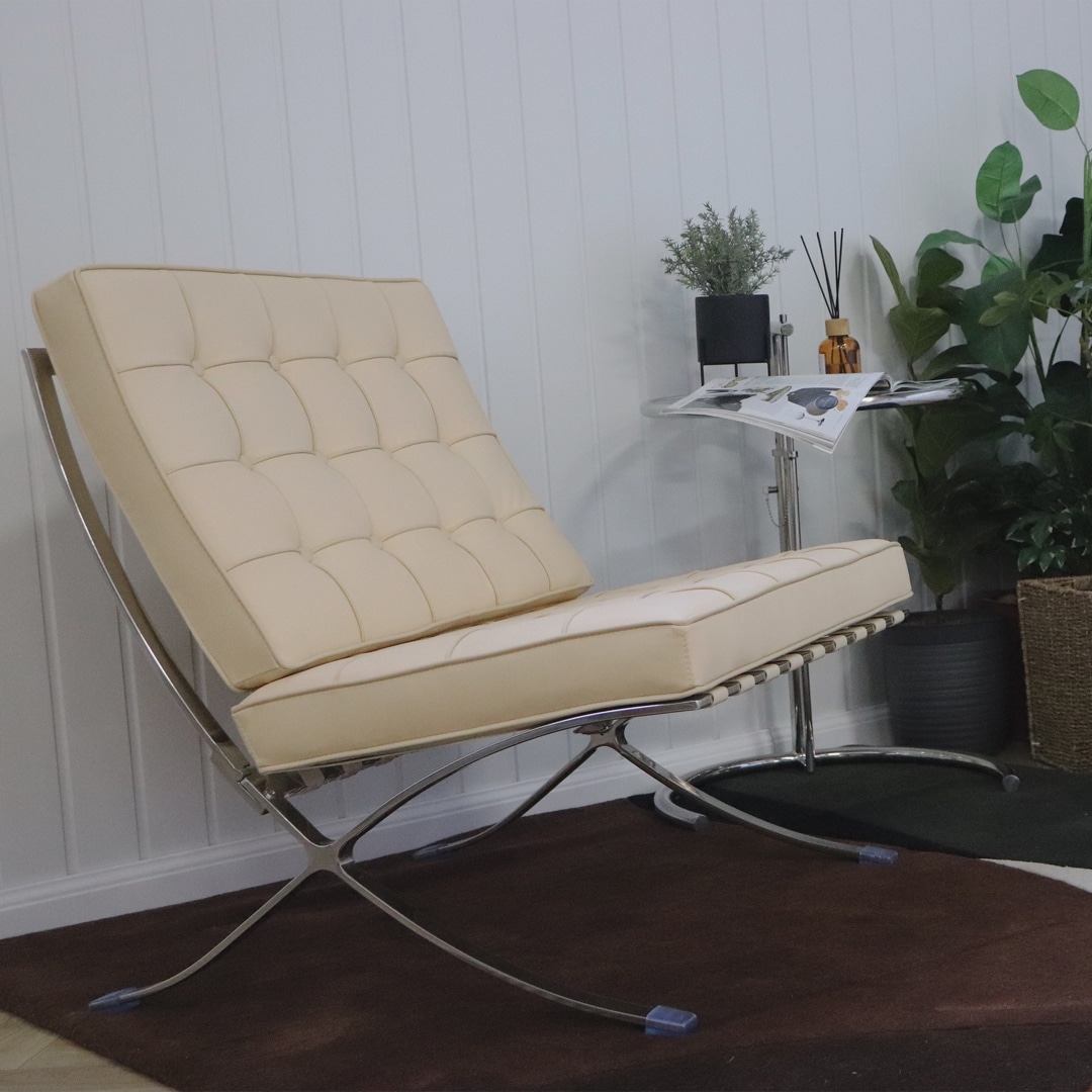 fauteuil barcelona copie couleur crème clair en cuir et acier inoxydable mie van der roes