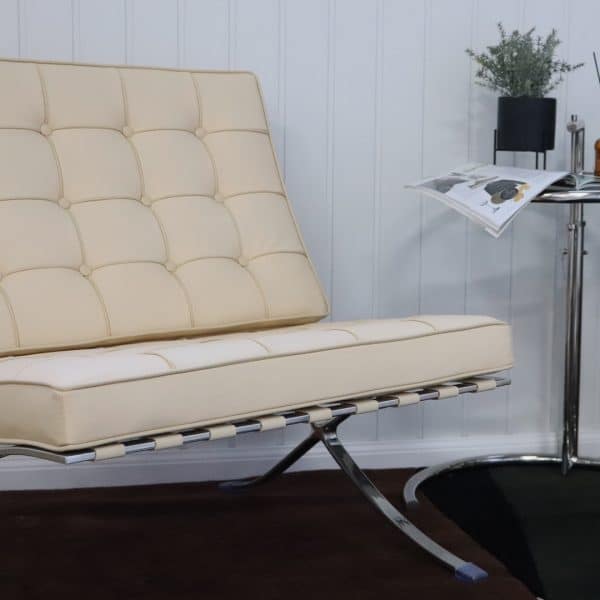chaise barcelona couleur crème clair en cuir et acier inoxydable mie van der roes