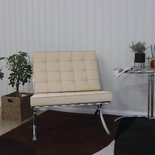 fauteuil barcelona couleur crème clair en cuir et acier inox
